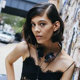 Model with edgy, wavy bob.